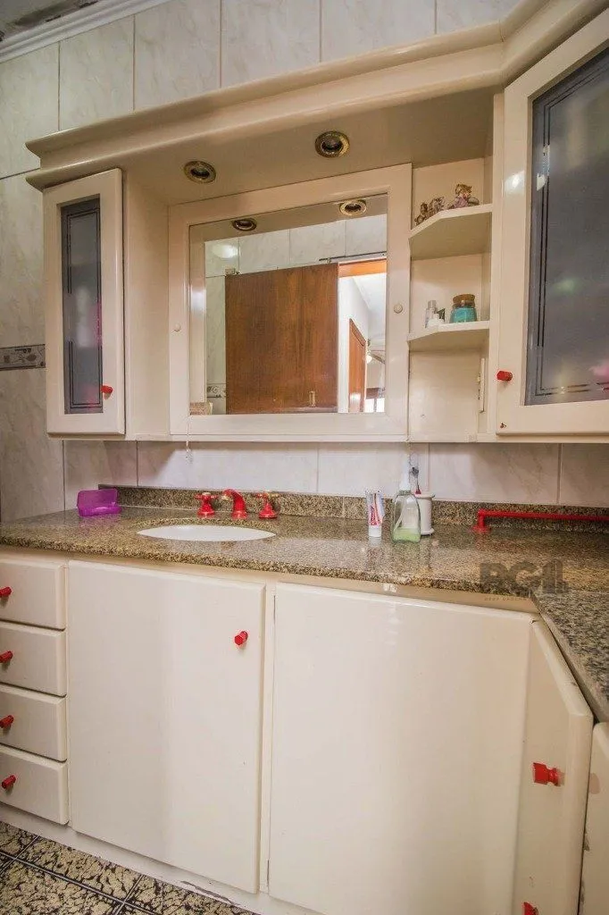 Imagem Casa de 329m² - 4 dormitórios, 1 suíte, 6 vagas no bairro Vila Jardim