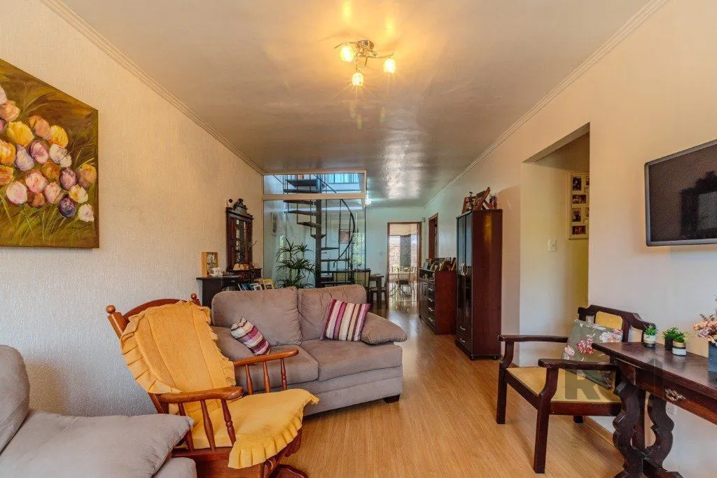 Imagem Casa 253m², 3 suítes, pátio, churrasqueira e vaga de garagem para 4 carros no bairro Nonoai