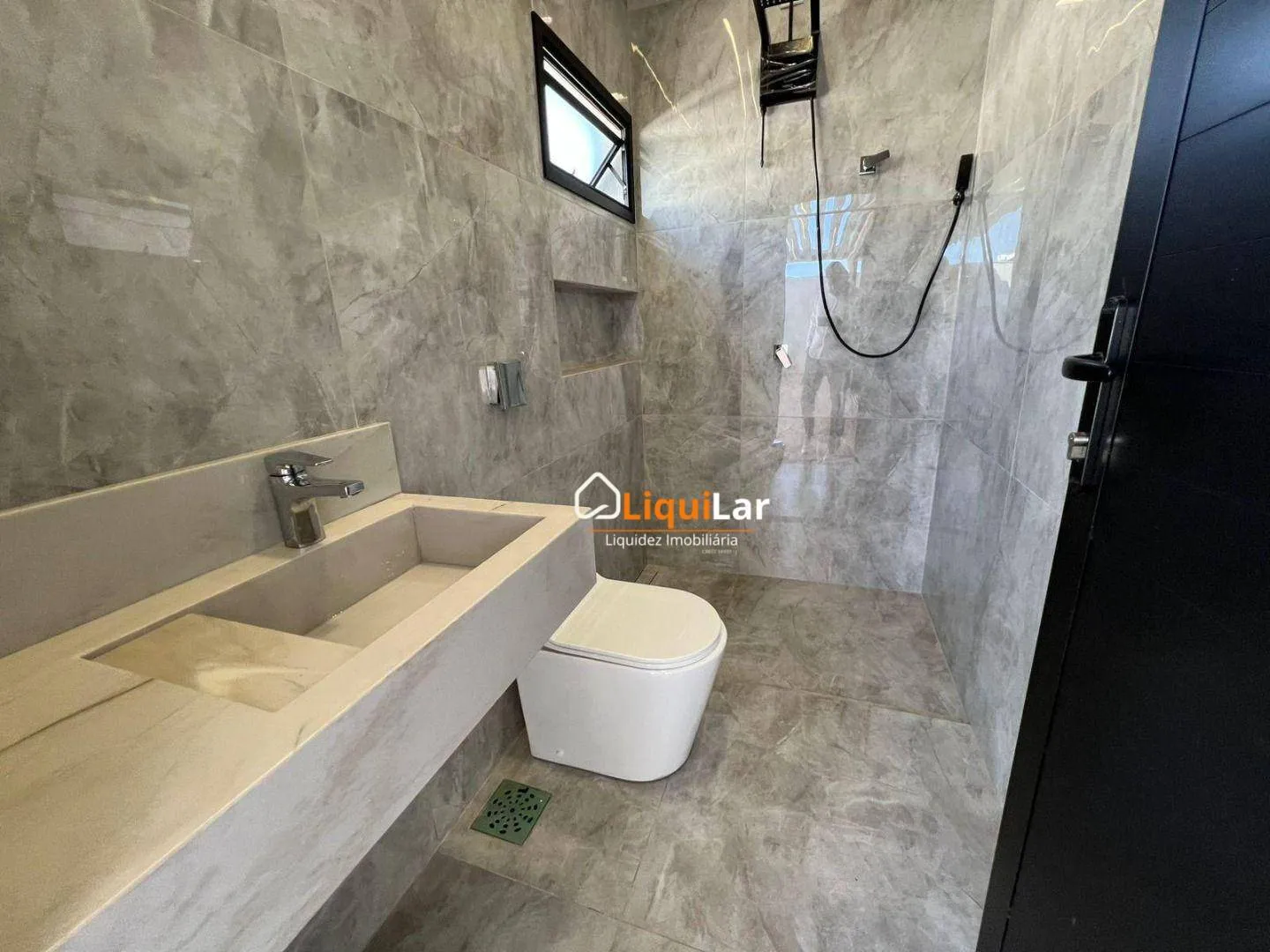 Imagem Casa de Alto Padrão com 3 Suítes, Piscina e Energia Fotovoltaica em Condomínio Fechado