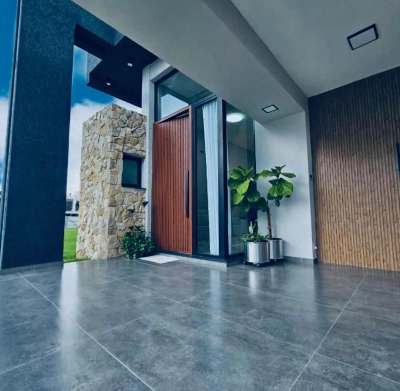 Imagem CASA EM CONDOMINIO TÉRREA, 3 SUÍTES 4 VAGAS DE GARAGEM, EM GRAVATAI RS