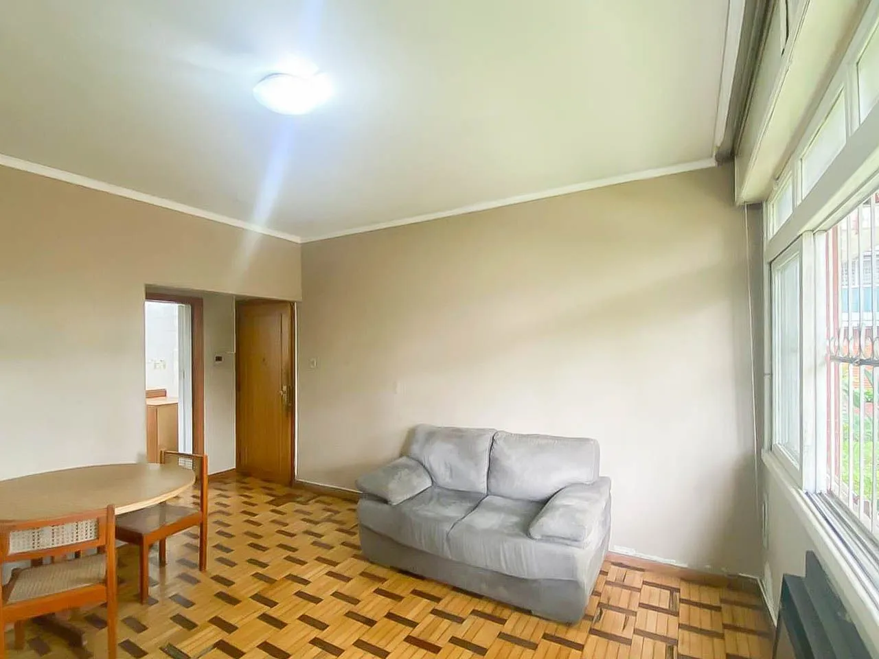 Imagem Apartamento 2 Dormitórios com Vaga Coberta no Menino Deus - Av. Ganzo, de Frente
