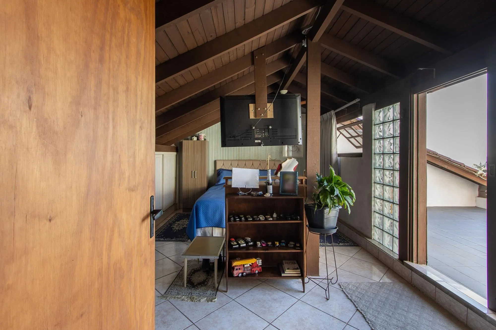 Imagem **Casa de 05 dormitórios, 03 suítes, 06 Banheiros, com 315,10m² privativos na Vila Conceição, Porto Alegre, RS**