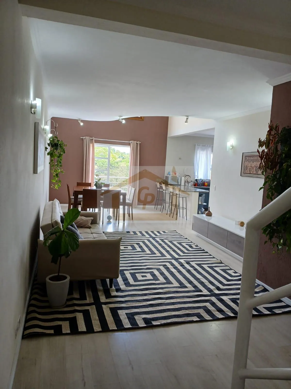 Imagem Encantadora! São 4 quartos (1 suíte), 4 vagas cobertas