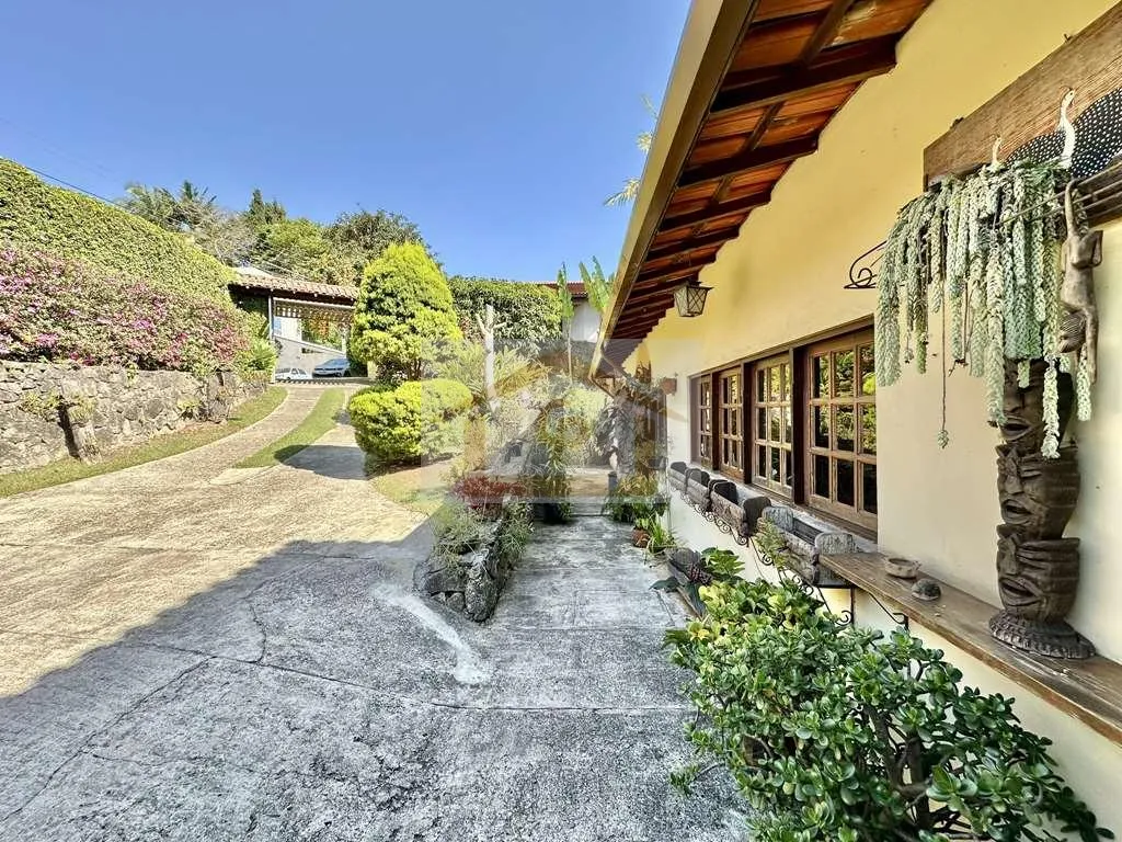 Imagem Rústica, TÉRREA em 4 lotes (1.880m²), 5 dormitórios / 3 suítes, piscina!