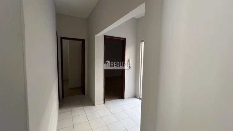 Imagem Casa à venda em Uberaba: 2 dormitórios, suíte, 4 garagens e quintal amplo