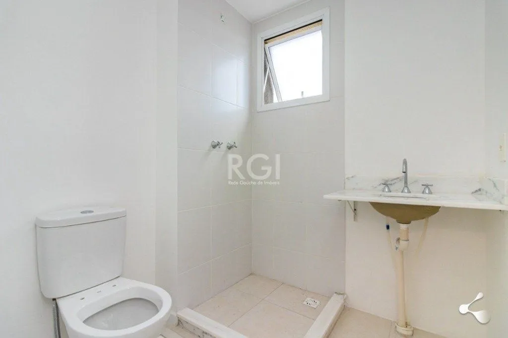 Imagem Vende apartamento, 03 dormitórios, living para dois ambientes, banheiro social, cozinha com churrasqueira e área de serviço e garagem.