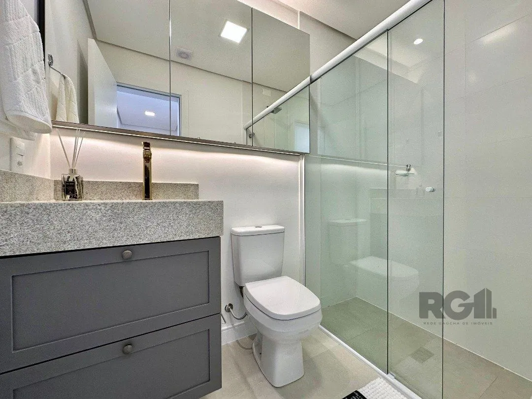 Imagem Com 03 suítes, lavabo, e totalmente mobiliado e decorado,