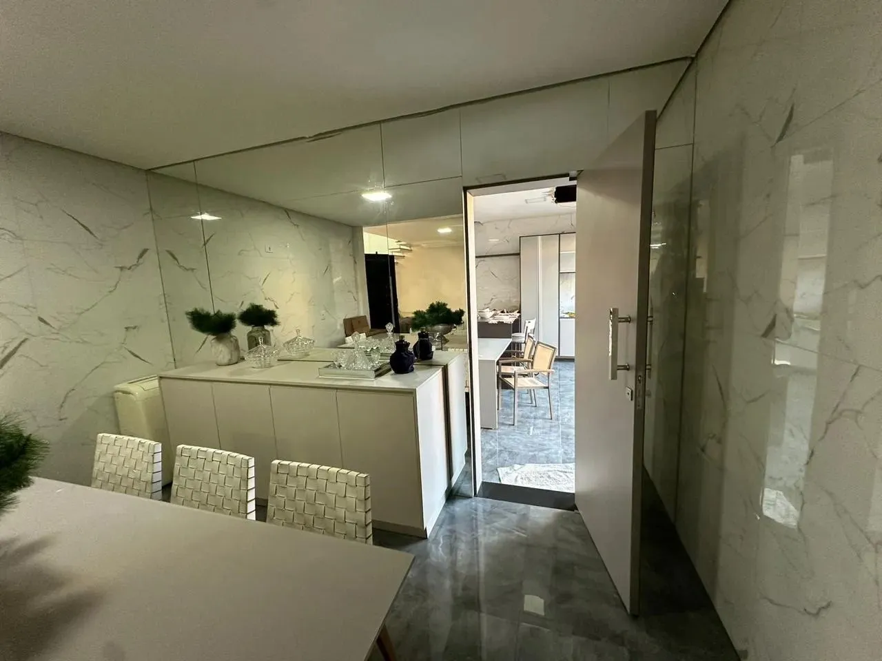 Imagem Casa Semi Mobiliada no Ibiti do Paço - 310m² Construídos, 3 Suítes e Piscina