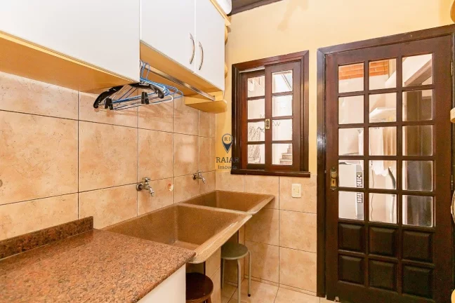 Imagem Casa de Alto Padrão "Mobiliada"

Com quatro quartos, duas suítes com hidro, espaço gourmet, acade...