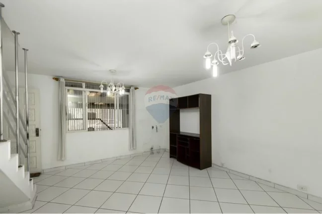 Imagem Casa bem localizada no jardim prudência com 3 Dormitórios,2 Banheiros, Sala com piso frio, Cozinha, corredor lateral, 2 vagas de garagem,