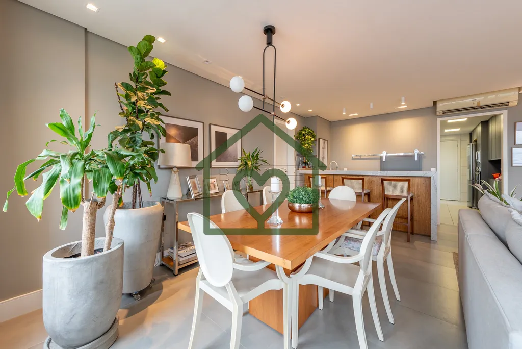 Imagem Bridge Imóveis vende com exclusividade BELISSIMO APARTAMENTO NO CLÁSSICO PETRÓPOLIS. 
Semimobilia...