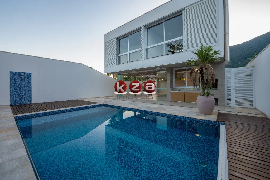 Imagem Imóvel de luxo à venda em São Sebastião-SP: Casa na Praia de Guaecá com 4 suítes, 3 salas, amplo gourmet e piscina, ao lado do mar.