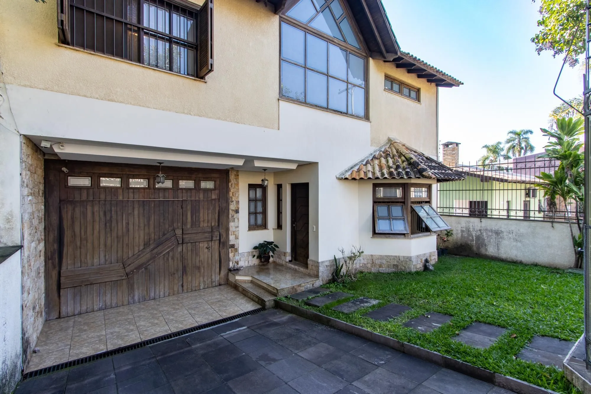 Imagem Casa com 3 quartos e 357m² à venda em Tristeza, Porto Alegre.