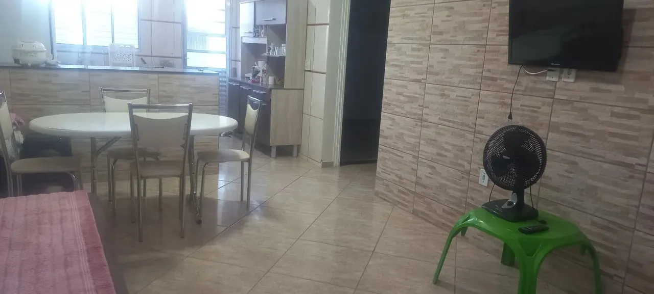 Imagem Chácara à venda no Centro de Piedade-SP: 2 quartos, 1 suíte, 1 sala, 2 banheiros, 2 vagas de garagem, 1.000 m² de área.