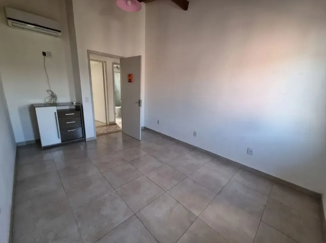 Imagem Casa sobrado no bairro Cristal de 3 domitórios e 3 vagas