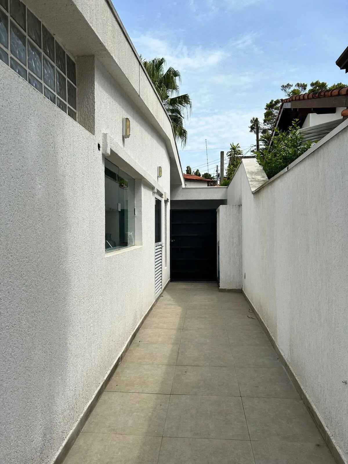 Imagem Casa Arejada em Alphaville Residencial Dois - 4 Quartos, 2 Suítes, Área de Lazer Completa e 4 Vagas