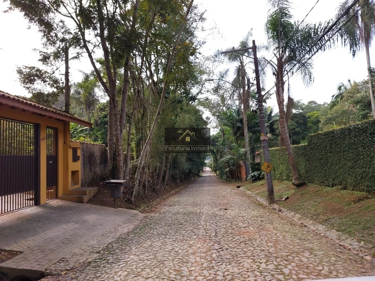 Foto do imóvel CHÁCARA EM CONDOMÍNIO PORTEIRA FECHADA ESTRADA DO EMBU PRÓXIMO ASSAÍ 3 SUÍTES PISCINA COPA COZINHA GERADOR 15 VAGAS NATUREZA EXUBERANTE FÁCIL ACESSO