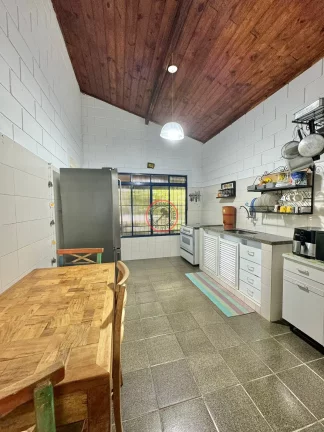 Imagem CASA CHARMOSA ;BOISSUCANGA,2 DORMITÓRIOS,SALA AMPLA,AVARANDADA,EDICULA COM QUARTO AMPLO E BANHEIRO, ARVORES FRUTIFERAS EM 581 MT2