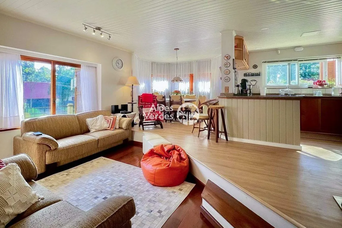 Imagem Vende-se Casa em Canela, com 05 dormitórios