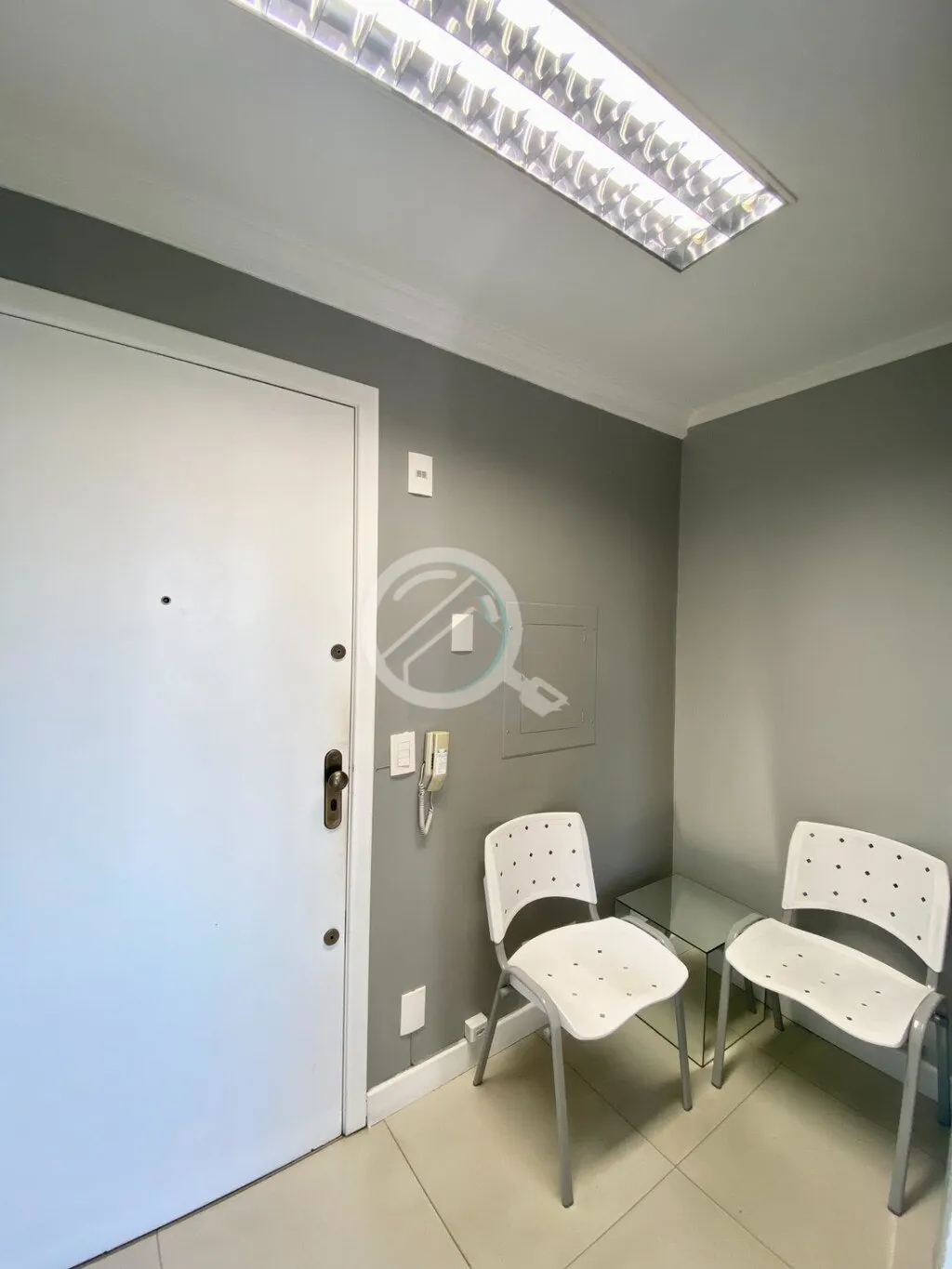 Imagem Impecável sala comercial dividida em três escritórios, recepção e toalete. Móveis planejados, ...