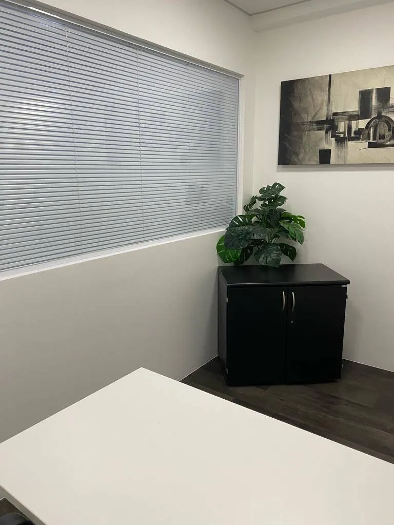 Imagem Sala Comercial Planejada e Mobiliada no Centro de Alphaville - 49m², 1 Vaga de Garagem