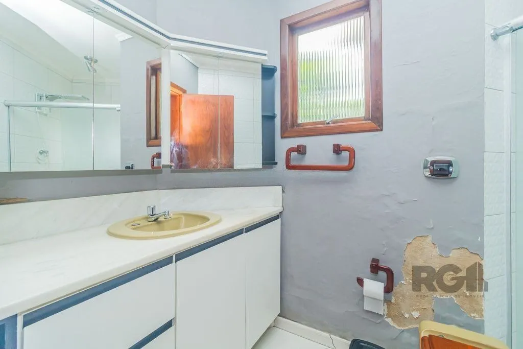 Imagem Casa com 240m², 3 dormitórios, 6 vagas no bairro Sarandi