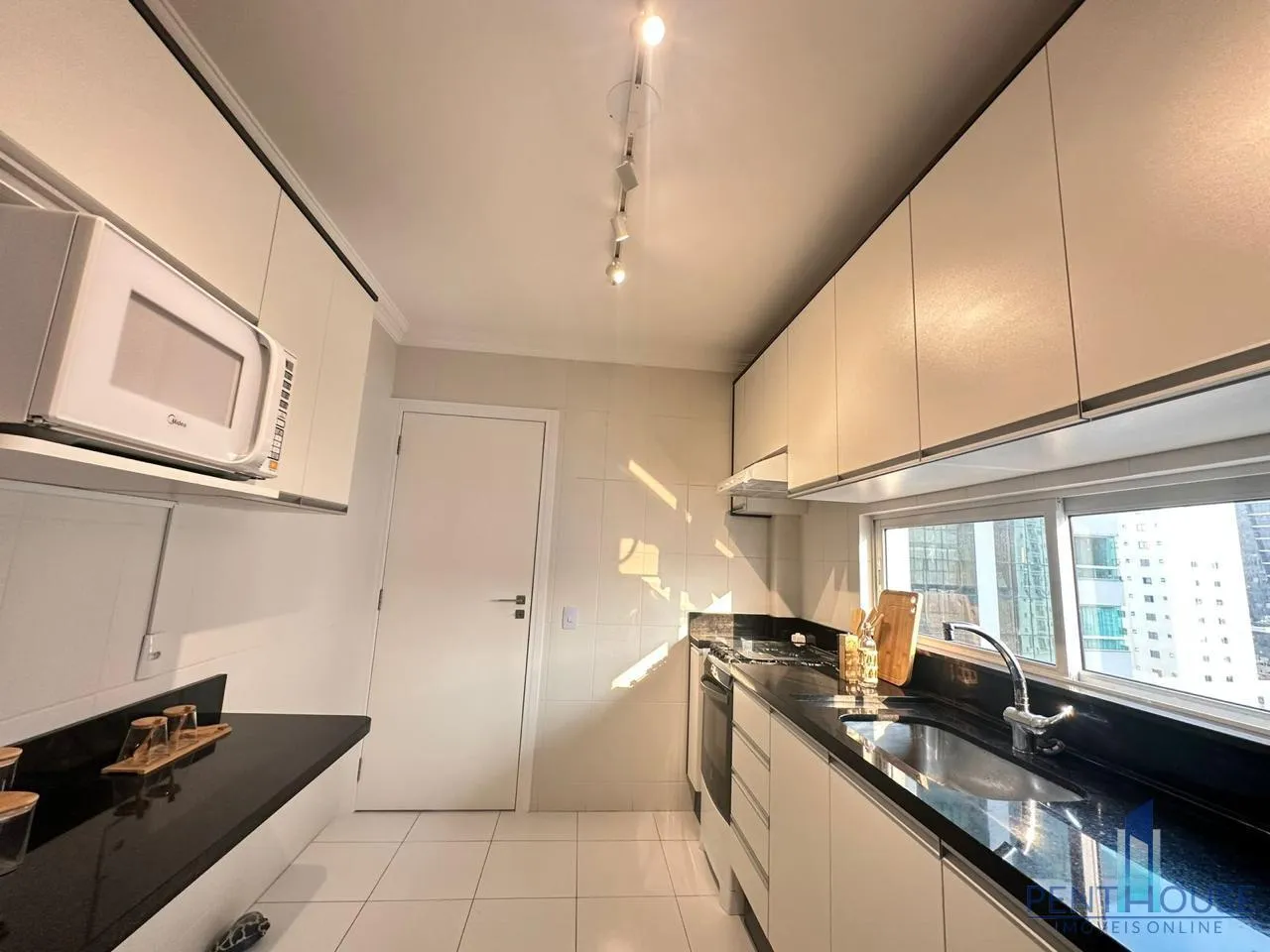 Imagem Apartamento Zona Central para Venda em Balneário Camboriú, CENTRO, 3 dormitórios, 2 suítes, 3 banheiros, 2 vagas