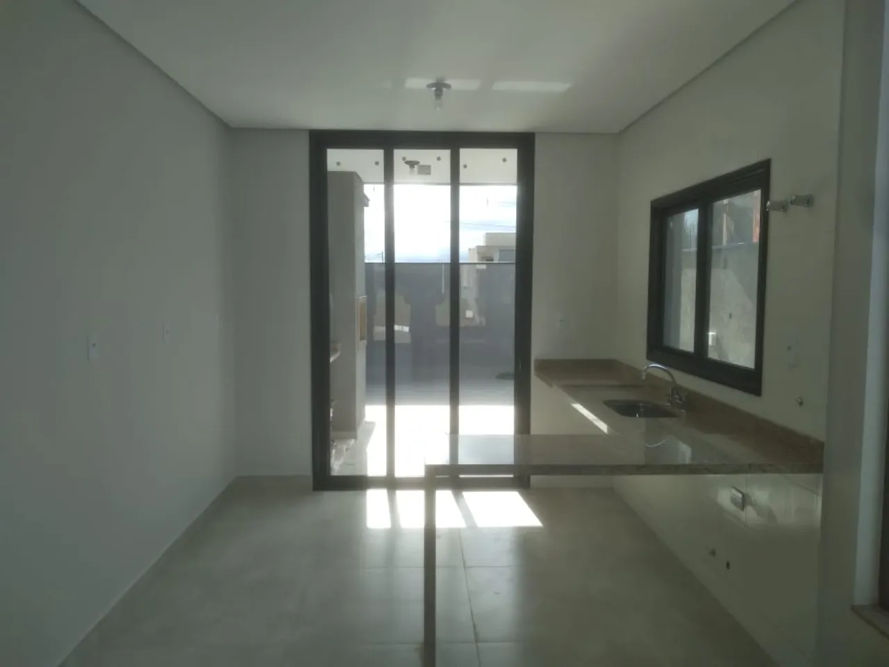 Imagem Imperdível oportunidade de adquirir casa em condomínio com 3 quartos, 1 suíte e 4 vagas de garagem no Wanel Ville, Sorocaba-SP