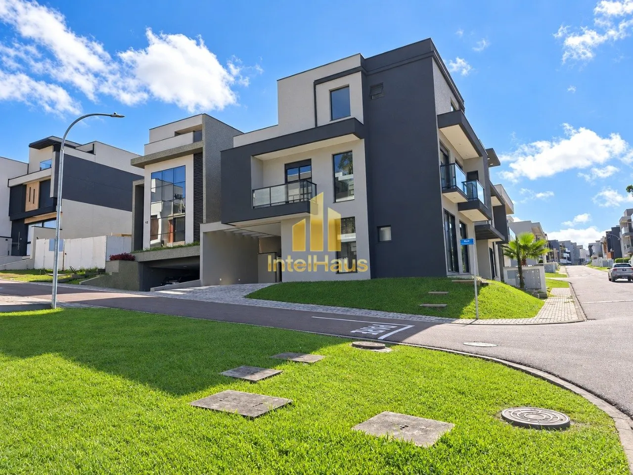 Imagem Apresentamos este sobrado recém-construído no Residencial Alto Boulevard, com arquitetura contempo...