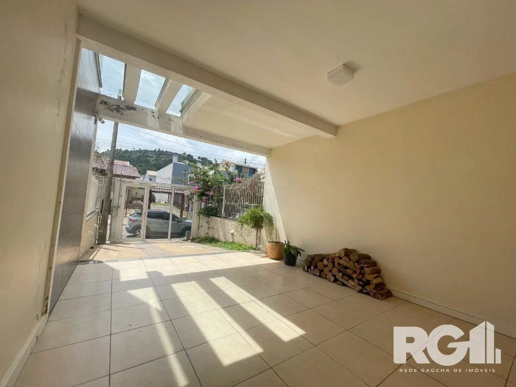 Imagem Bela casa três dormitórios localizada nos altos do bairro Guarujá