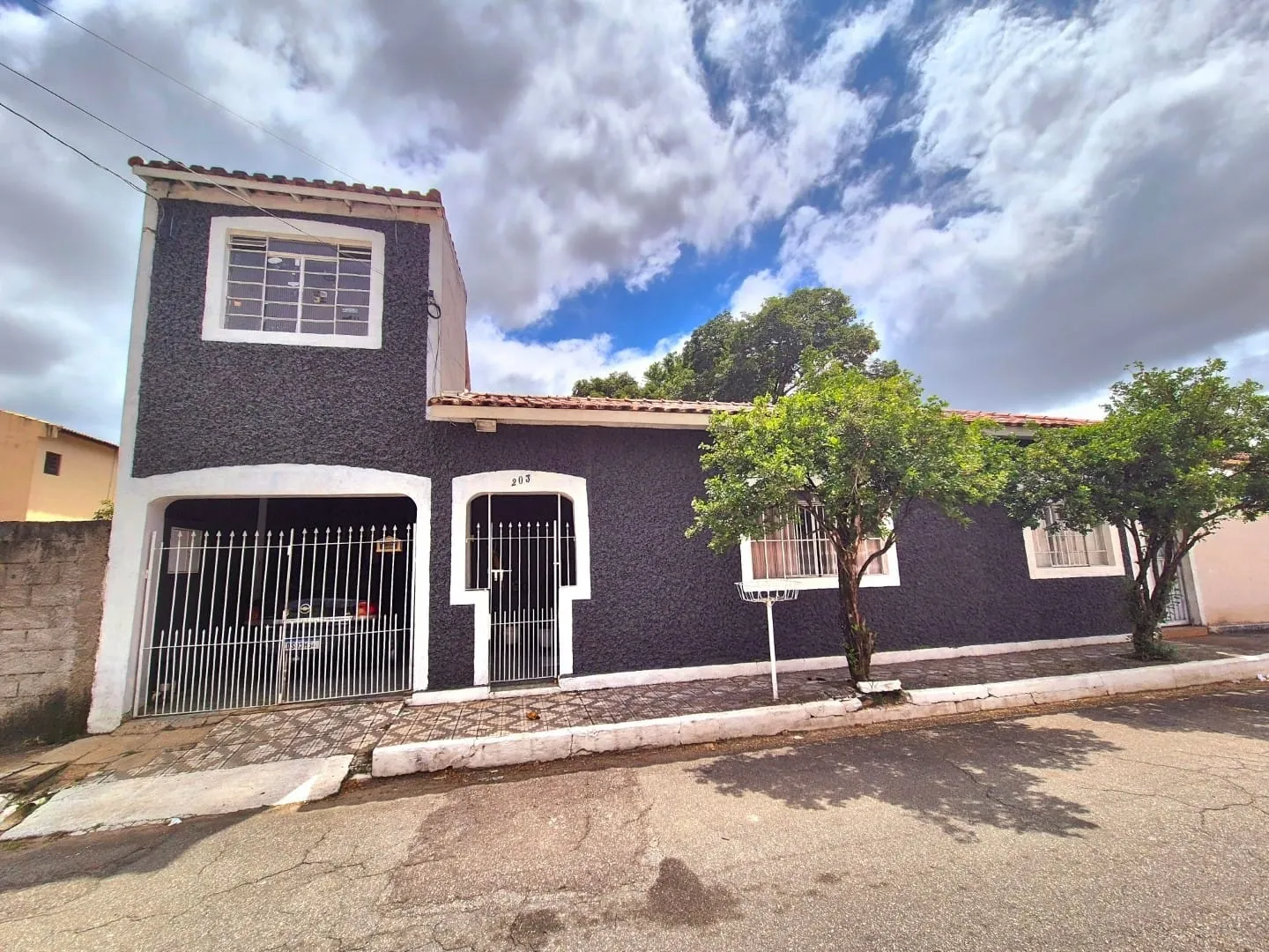 Foto do imóvel Casa Térrea na Região Central de Roseira com Espaço Comercial, Quintal Amplo, Piscina e Churrasqueira à Venda
