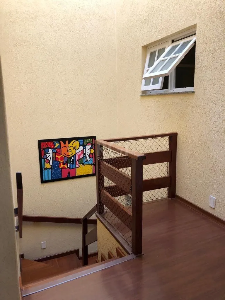 Imagem Casa à venda - 230m², 4 quartos, sendo 2 suítes, churrasqueira, piscina e 03 vagas de garagem