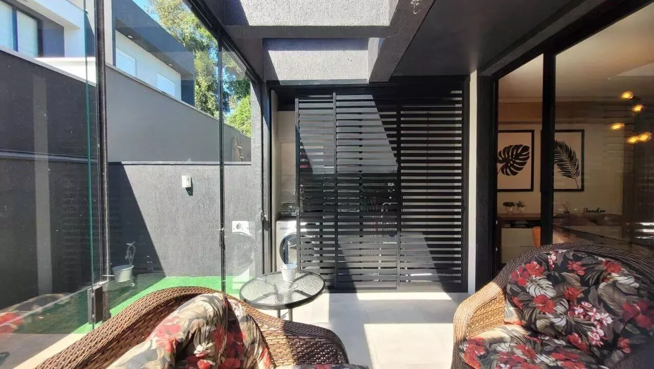Imagem Casa em condomínio com 3 dormitórios, suíte e 2 vagas.