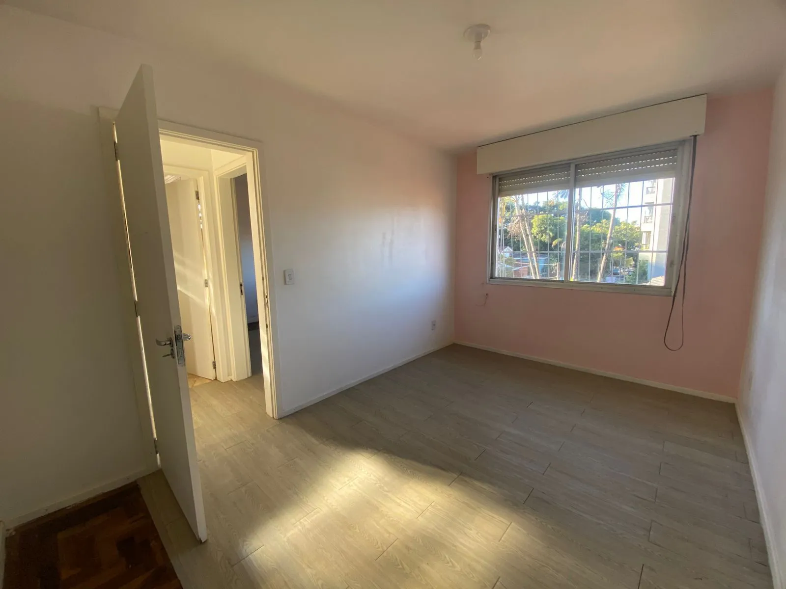 Imagem Apartamento 2 Dormitórios com Garagem Coberta à Venda no Bairro Teresópolis - Amplo, Arejado e de Frente, 67m2