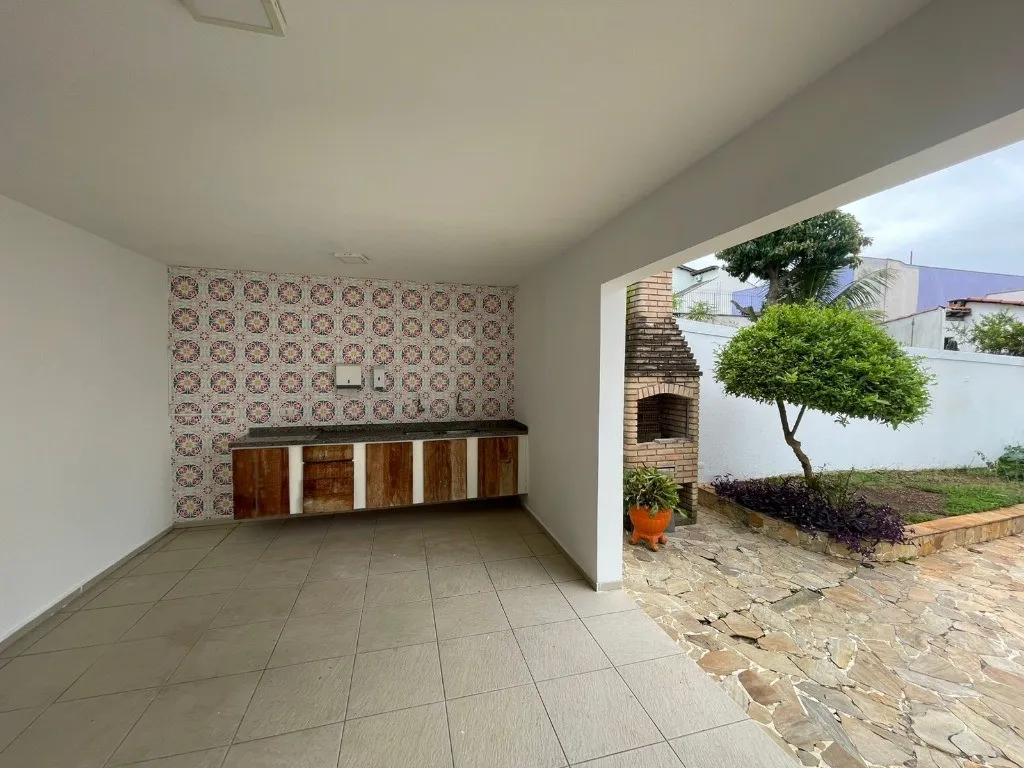 Imagem Imperdível: Casa de Luxo em São Caetano do Sul-SP, 3 quartos, 3 suítes, 4 banheiros, 5 vagas, 272m² - Bairro Osvaldo Cruz!