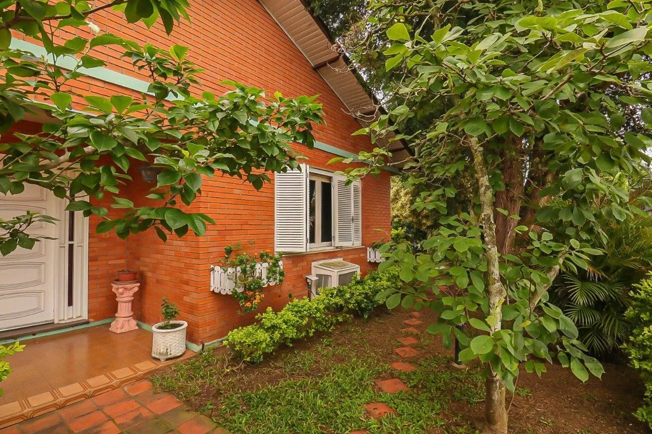 Imagem Casa com 2 quartos, vaga de garagem, churrasqueira, com 200m² privativos no centro de Esteio/RS