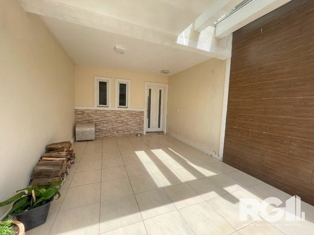 Imagem Bela casa três dormitórios localizada nos altos do bairro Guarujá
