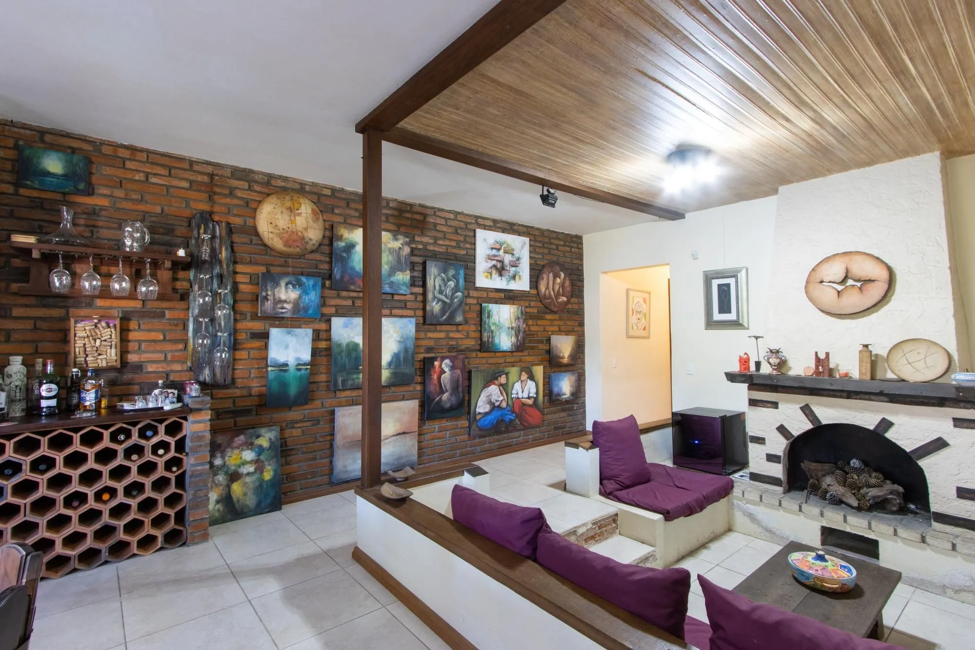 Imagem Casa de Alvenaria, possui 3 dormitórios, uma suíte, hall de entrada, lavabo, living com lareira, cozinha ampla com armários, área gourmet com churrasqueira, corredor, pátio e 4 vagas de garagem, uma construção em anexo que possui hall de entrada, lavabo, 