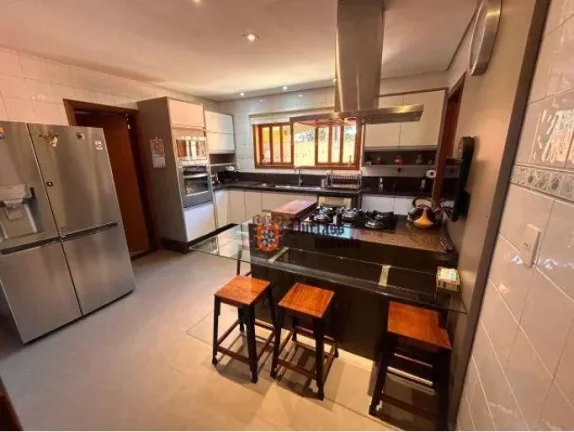Imagem Linda casa de esquina, 260m², 3 suítes, 4 vagas, com estação de recarga para carro elétrico