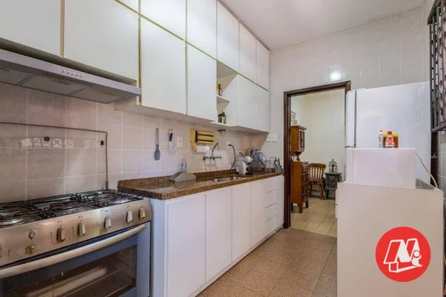Imagem No bairro Rio Branco, casa de 337 m², semimobiliáda, 4 dormitórios, 3 vagas, jardim com piscina.