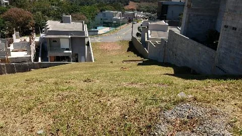 Imagem VENDA DE TERRENO NO ARUJA VILLE II, EM ARUJÁ/SP, 459m² em aclive, frente para quadra poliesportiva e vista incrível de área verde! CONSULTE-NOS.