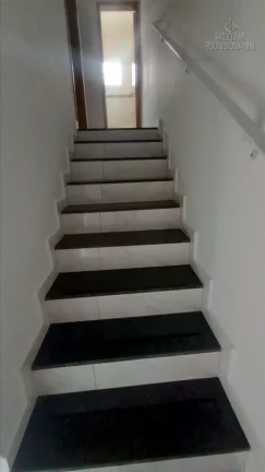 Imagem Condomínio em Praia Grande, com 2 quartos, opções com sacada, sobrado e quintal!