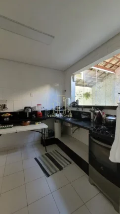 Imagem Excelente casa duplex em condomínio fechado com três suítes e área gourmet a venda em Stella Maris Salvador