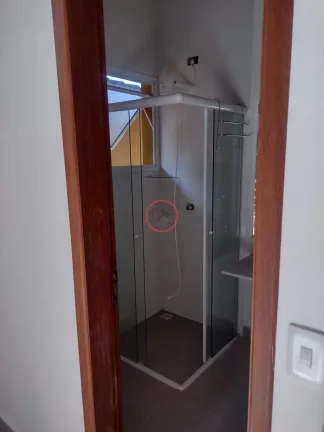 Imagem Sobrado com 2 suites, sala cozinha,2 vagas, area independente em condominio, 2 quadras da praia