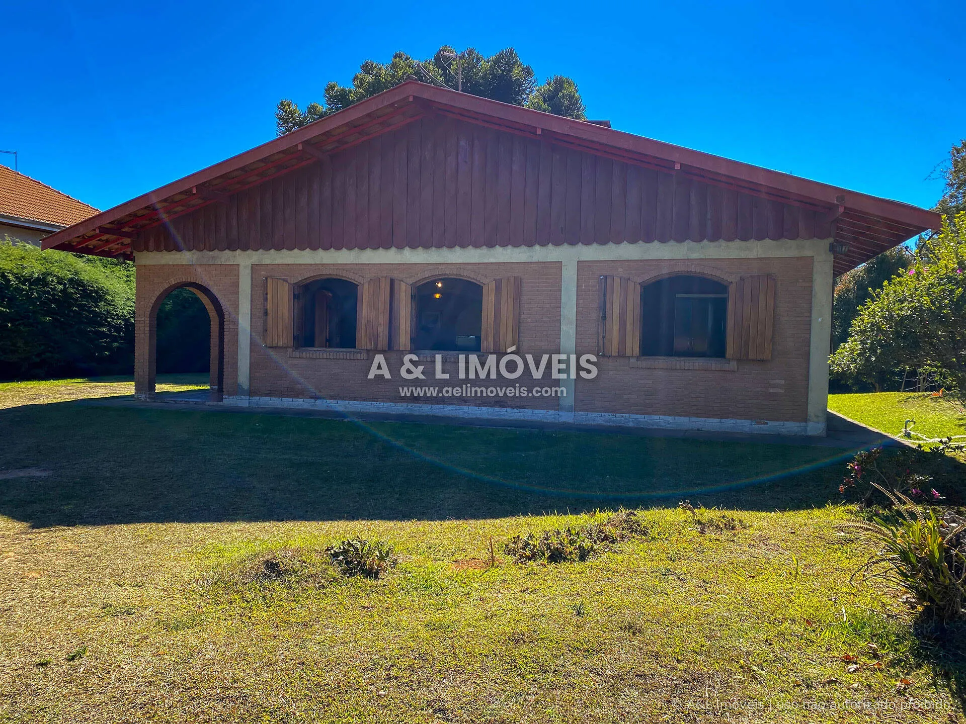 Imagem Casa à venda em Campos do Jordão - Em estilo rústico de tijolinho avista