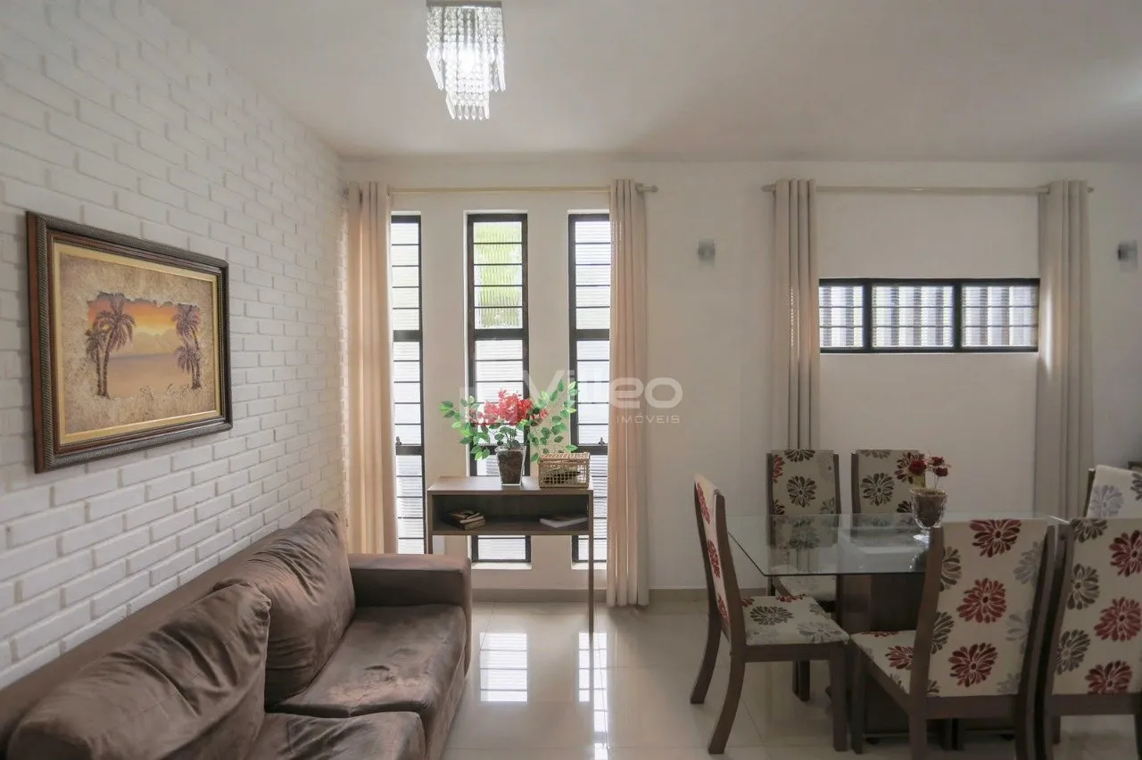 Imagem Casa de esquina com 2 casas no mesmo terreno, ideal para morar com a família ou ter uma segunda ren...