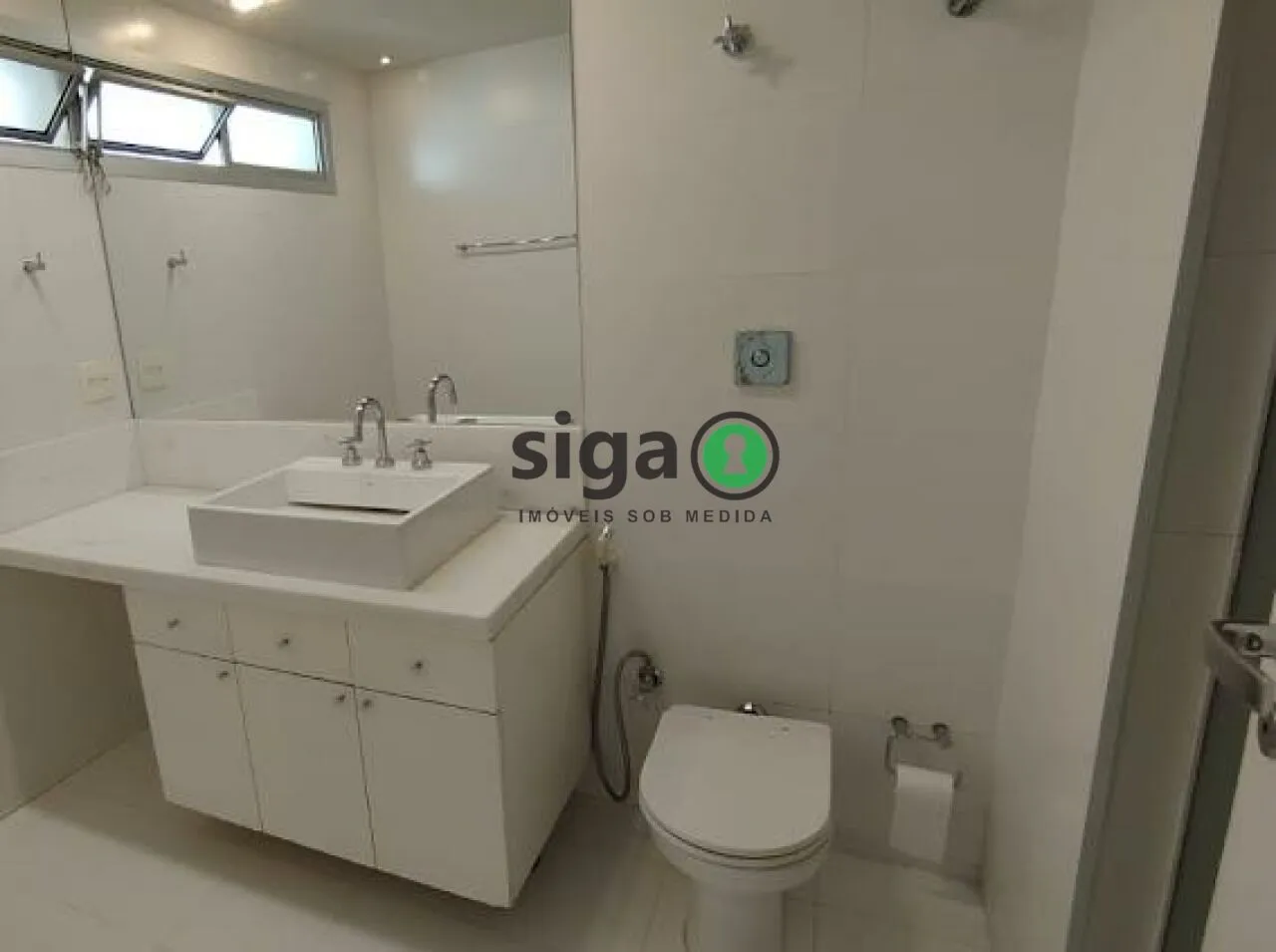 Imagem Apto para locação no bairro Cerqueira Cesar, com 2 suites, 2 vagas, para locação. SEMI MOBILIADO