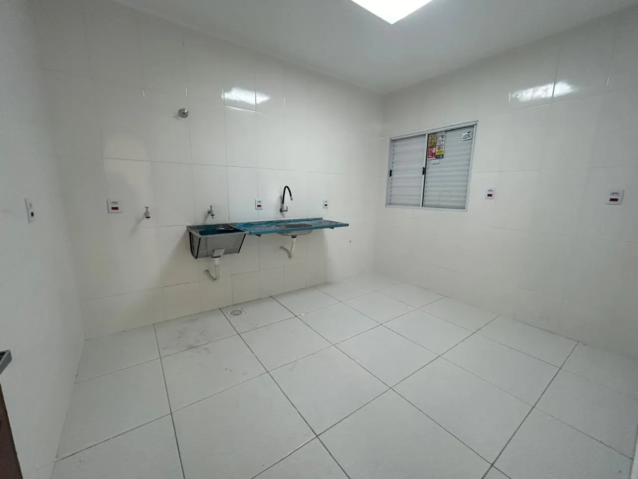 Imagem Residência Espaçosa e Moderna no Jardim Vergueiro: Três Quartos, Suíte e Ampla Área Externa