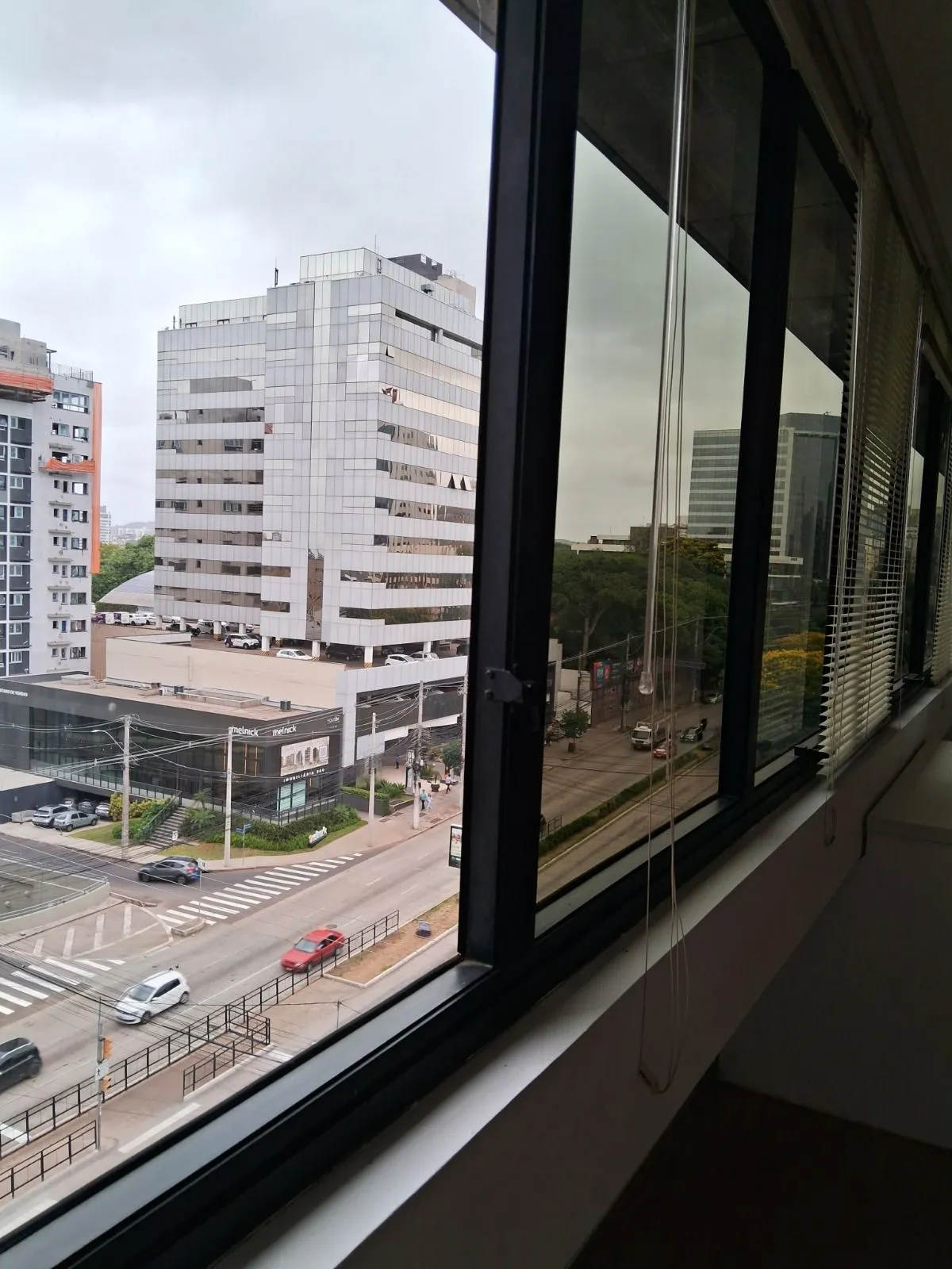 Imagem MÁFFER IMÓVEIS ALUGA Ampla Sala Comercial com Garagem localizada em região nobre e estratégica do bairro Auxiliadora, próxima à Av. Plínio Brasil Milano e Rua 24 de Outubro.