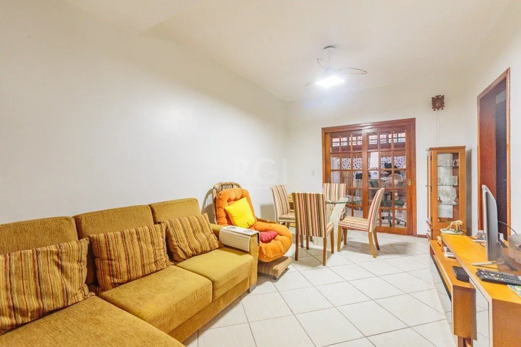 Imagem Casa 160m² - 3 dormitórios, 1 suíte, churrasqueira, terraço e 2 vagas de garagem no Guarujá